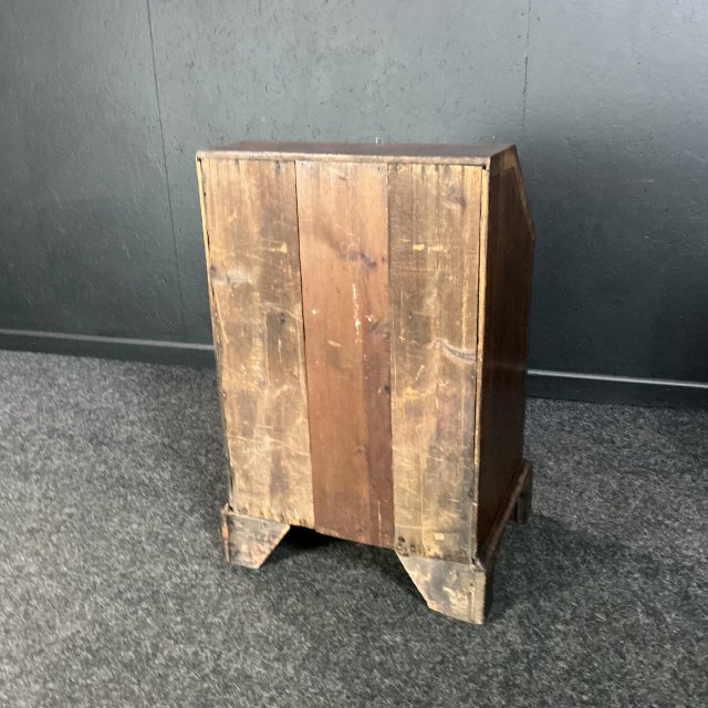 Early 18th Century Antique Queen Anne Walnut Bureau, 1710 For Sale - Image 5 of 8