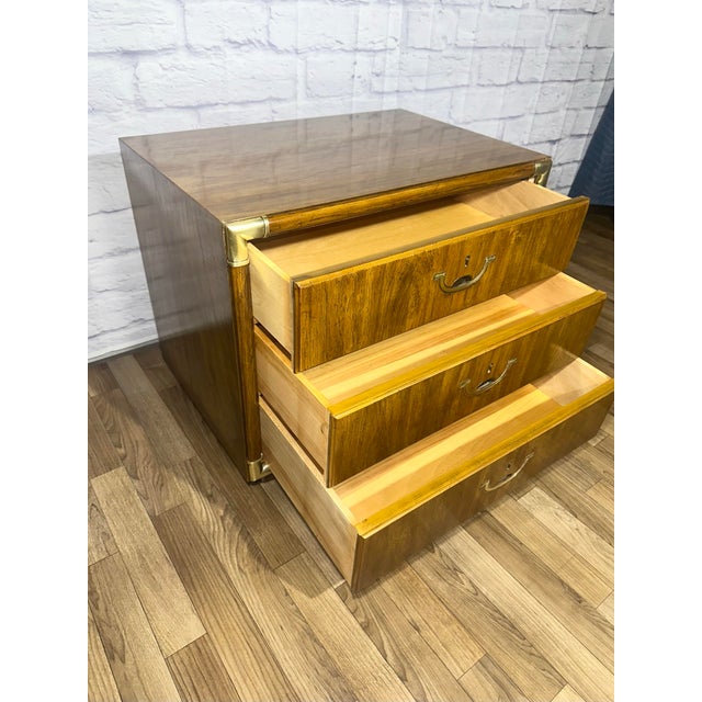 Mid-Century Modern 1980s Vintage Drexel Heritage Campaign Nightstand / Side Table in Walnut and Brass – Accolade Collection⚡️ For Sale - Image 3 of 11