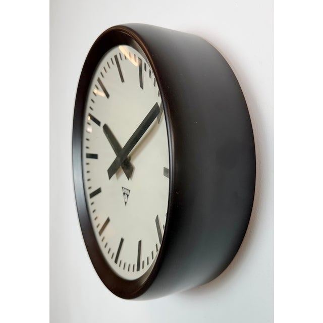 Mid-Century Modern Industrial Bakelite Factory Wall Clock from Pragotron, 1960s For Sale - Image 3 of 17