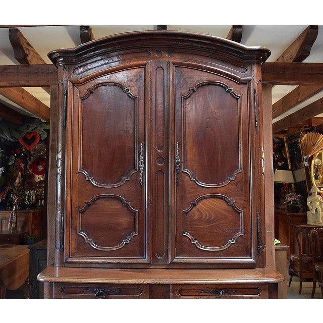 Two-body Louis XIV sideboard in red cherry, from the Bain de Bretagne region (Ile et Vilaine). It opens with 2 doors...