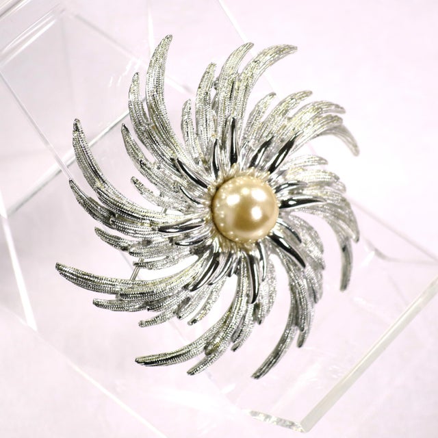 1960s Vintage Designer Silver Pearl Brooch 1960s For Sale - Image 5 of 10