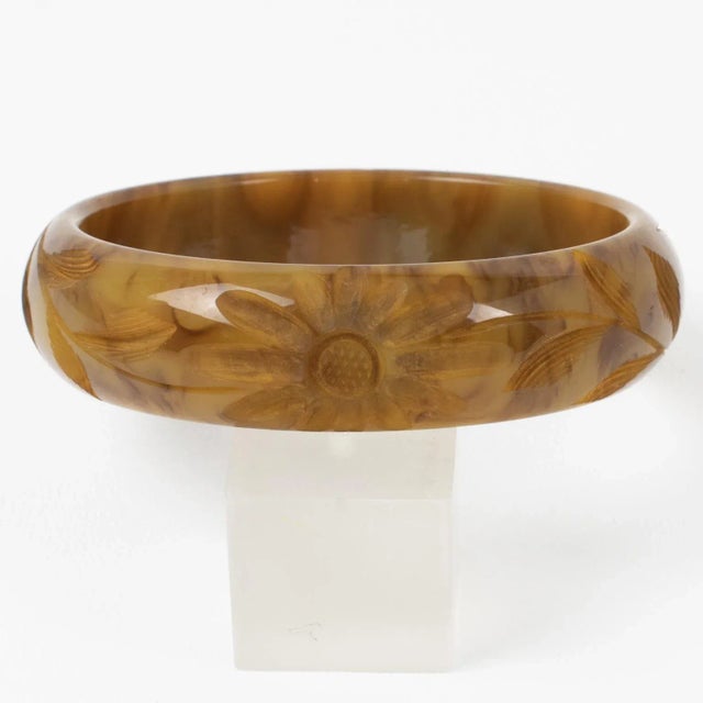 Art Deco Bakelite Bracelet Carved Bangle Custard and Toffee Marble For Sale - Image 3 of 4