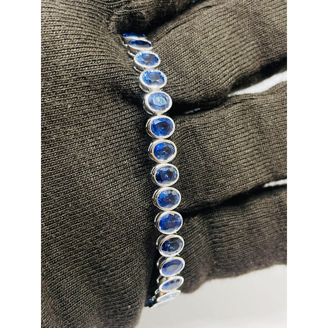 Contemporary Elegant 18k Gold Blue Sapphire Bracelet, 17.38 Carats For Sale - Image 3 of 10