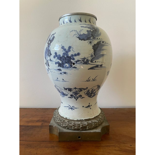 Pretty porcelain vase blue white, bronze base. From early 20 century, this vase was a lamp, the eclectic has been removed....