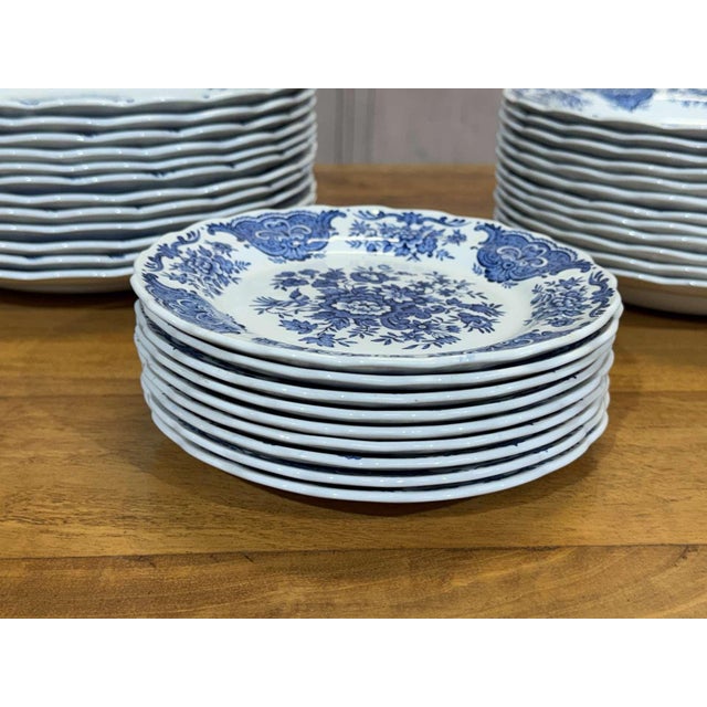 Staffordshire English Porcelain Dinner Service from Ridgway, 1980s, Set of 35 For Sale - Image 10 of 13