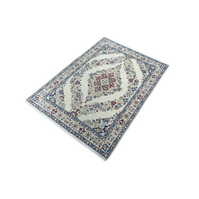 This fine Nain 9 La rug embodies classic elegance in a compact form. Manufactured traditionally by hand, it impresses with...