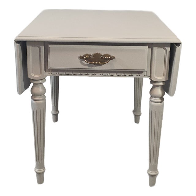 Late 20th Century Ethan Allen Off-White Drop-Leaf Accent Table With Drawer For Sale