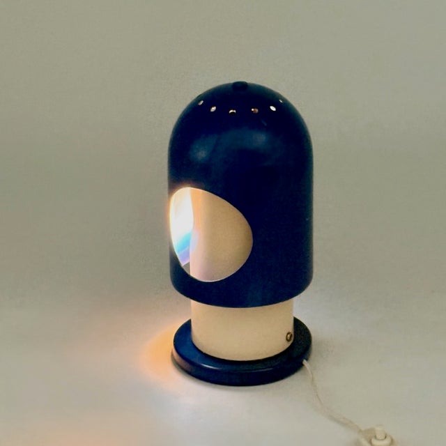 Italian Space Age table lamp dating from the 1960s, constructed entirely from painted metal. The design consists of an...