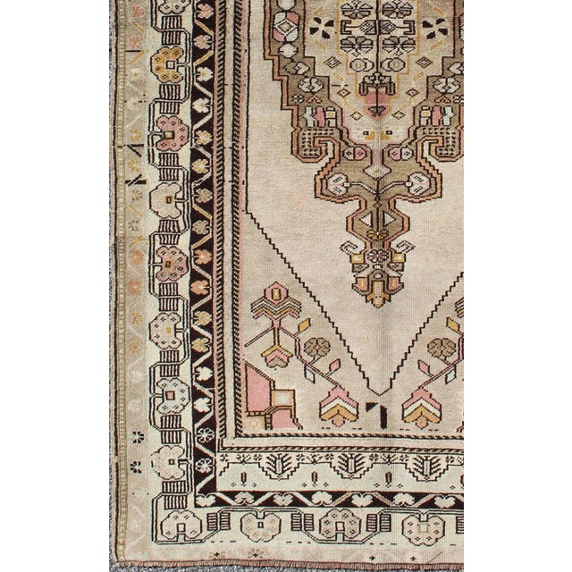 1940's vintage Turkey Oushak rug with tribal geometric medallion in peach, khaki, rug tu-TRS-136080, country of origin /...