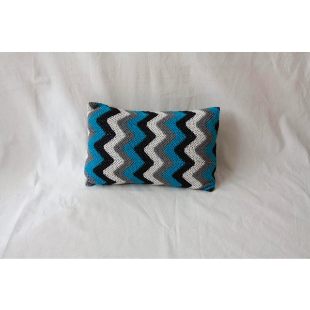 Black & Blue Zig Zag Geométrica Cushion from Com Raiz For Sale - Image 4 of 4