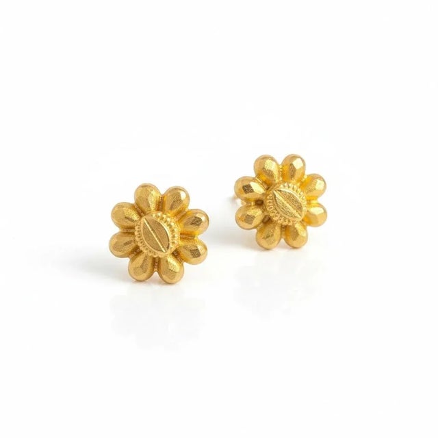1950s Pair of 22k Yellow Gold Floral Stud Earrings With Screw Backs For Sale - Image 4 of 11