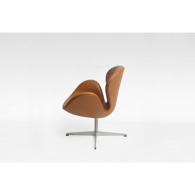 Vintage Swan Chair (Model 3320) designed by Arne Jacobsen for Fritz Hansen, Denmark, in the 1950s. Upholstered in original...