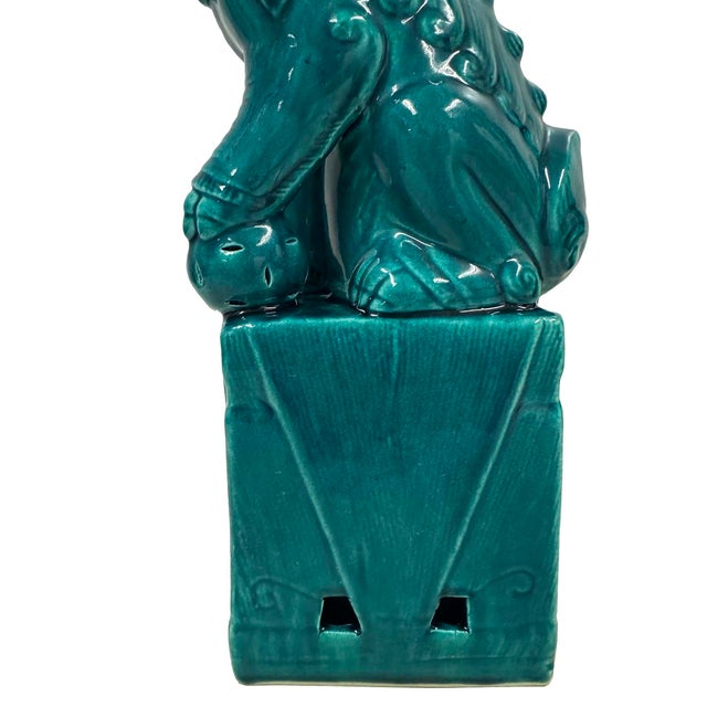 1950s Vintage Chinese Porcelain Green Foo Dog Figurines - A Pair For Sale - Image 5 of 13