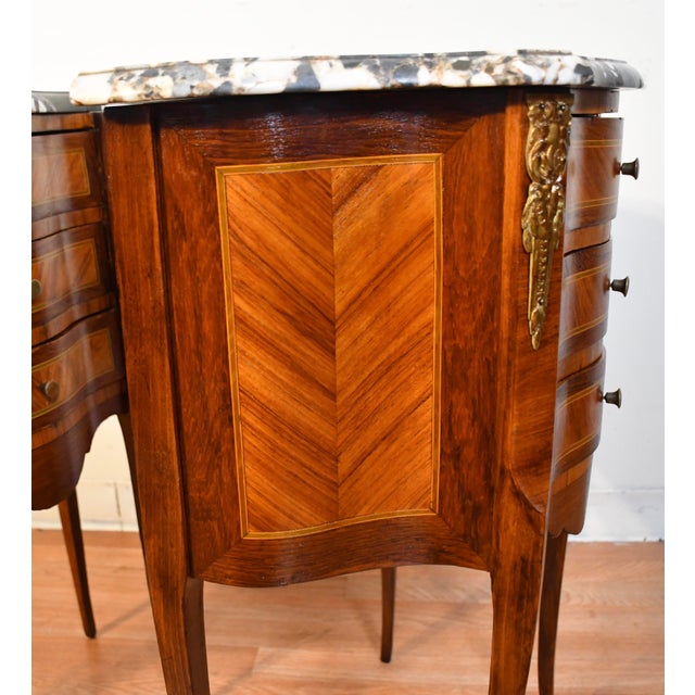 1910 Pair French Louis XV Walnut Satinwood & Marble Bedside Tables Nightstands For Sale - Image 6 of 13