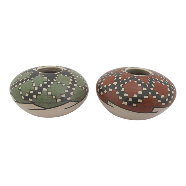Miniature Mata Ortiz Chelo Acosta Red & Green Geometric Seed Pot Vase Pair For Sale