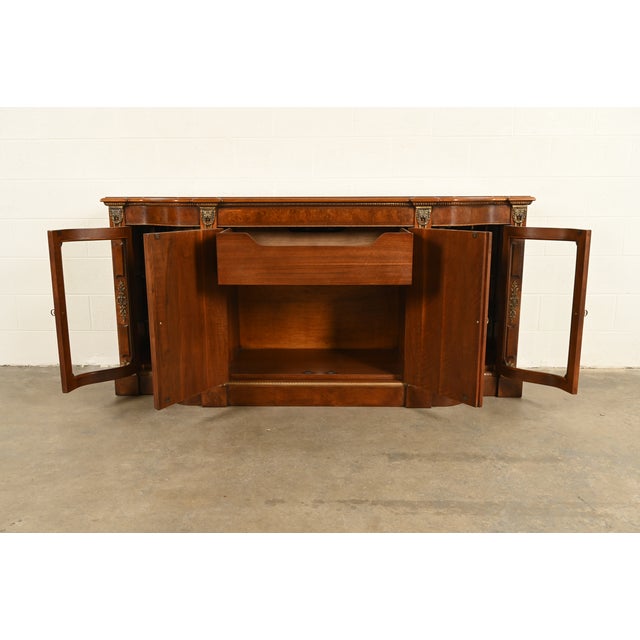 Henredon Grand Provenance Italian Neoclassical Inlaid Cherry and Burled Walnut Sideboard or Bar Cabinet, Circa 1980s For Sale In South Bend - Image 6 of 16