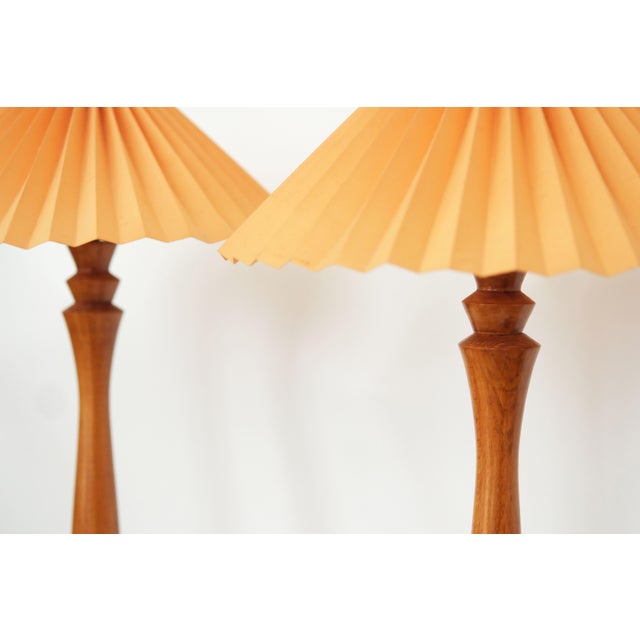 Mid-Century Modern Vintage French Wood Baluster Table Lamps with Pleated Orange Shades, 1960s, Set of 2 For Sale - Image 3 of 13