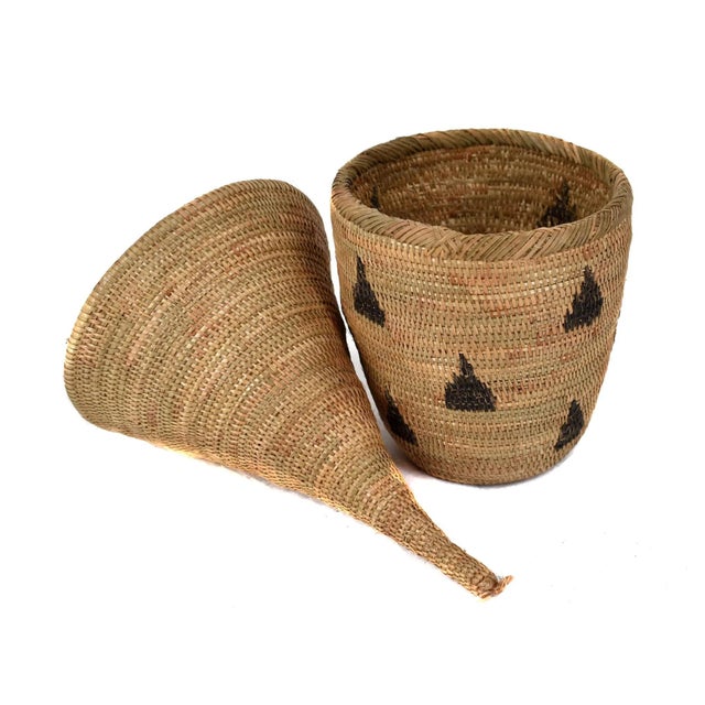 The Tutsi Tight Weave Basket with Lid from Rwanda epitomizes the artistry and tradition of the Tutsi community's weaving...
