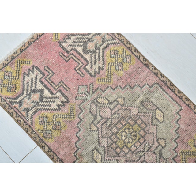 1960s Oushak Vintage Small Rug For Sale - Image 5 of 5