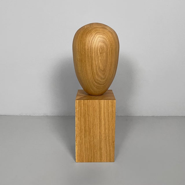 Italian postmodern stylized head sculpture in wood, 1990s Sculpture made entirely of wood. The upper part is rounded and...
