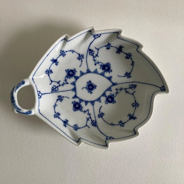 Royal Copenhagen Ceramic Leaf Dish - Blue Fluted Half Lace Border (No Trim) Pattern – 20th Century - 9" For Sale - Image 9 of 10