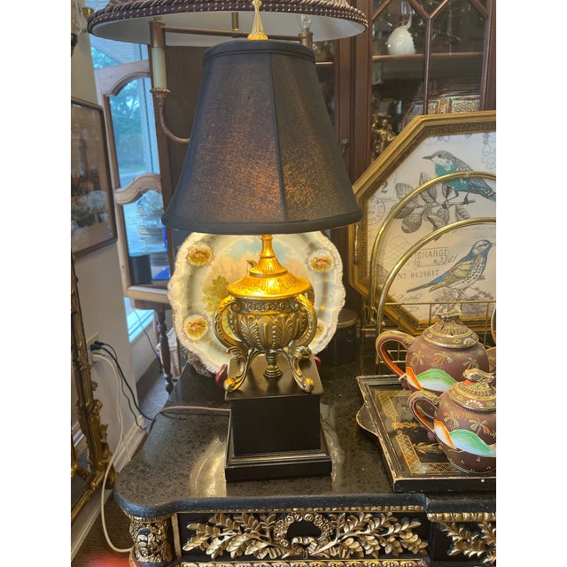 Vintage Neoclassical Hollywood Regency Style Petite Urn Table Lamp For Sale - Image 4 of 9