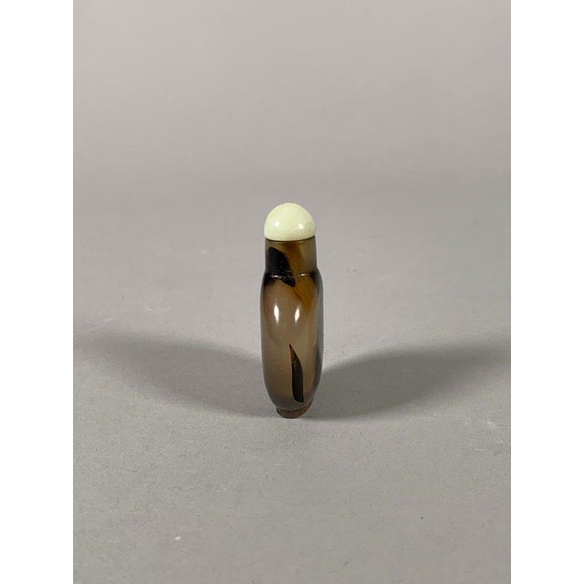Chinese 19th Century Brown Agate Snuffbox with Black Veins For Sale - Image 4 of 9