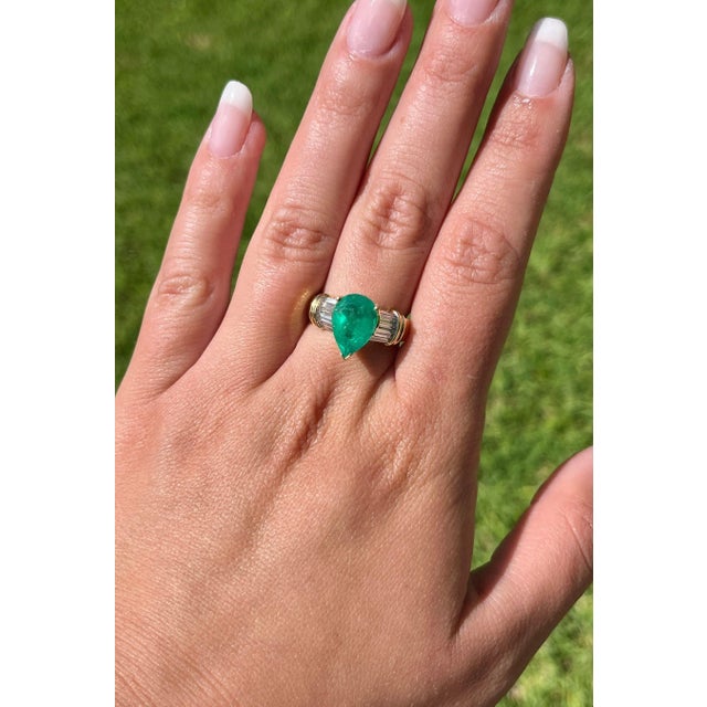 Natural 3.22 Carat Pear Cut Colombian Emerald With Baguette Diamond Side Stone R, Size 7 For Sale In Miami - Image 6 of 8