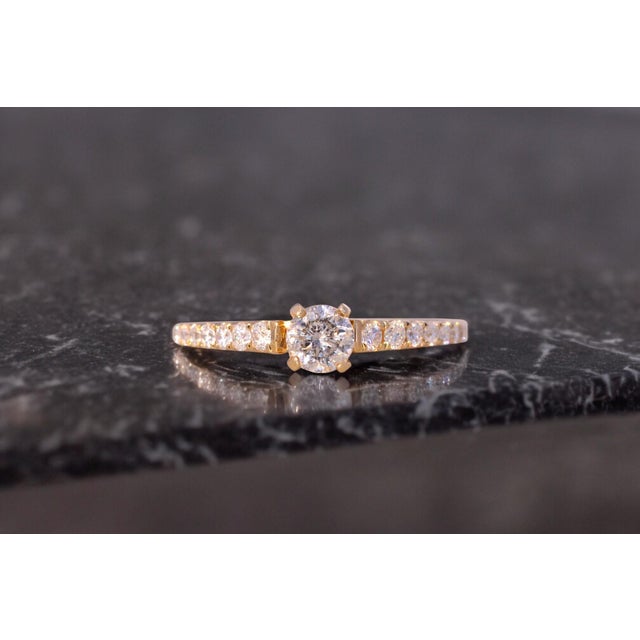 Contemporary The Goes: Natural Diamond Engagement Ring in Yellow Gold For Sale - Image 3 of 11