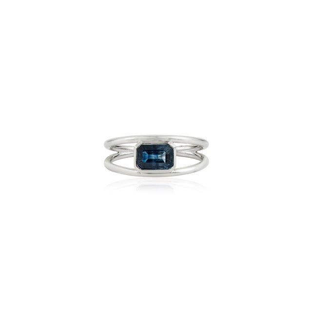 Early 21st Century 14k Gold 1.12 Carat Blue Sapphire Bezel Set Double Band Modernist Ring Size 4 For Sale - Image 5 of 17
