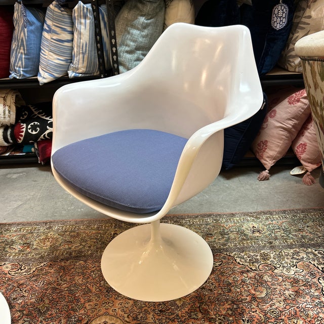 Eero Saarinen for Knoll 50th Anniversary Commemorative Limited Addition Round Tulip Table With 4 Chairs Signed With Commemorative Plaque For Sale In Miami - Image 6 of 12