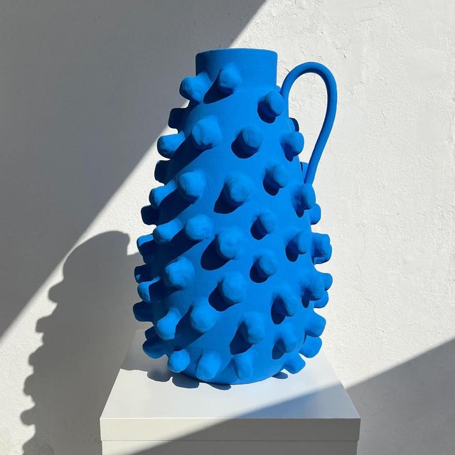 Xxl popcorn sculpture in ceramic by liliana silva. Signed by liliana silva. Dimensions: w 47 x d 47 x h 55 cm. Materials:...