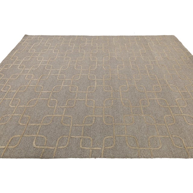 2020s Geometric Interlocking Links Modern Hand-Tufted Wool Rug – Earthy Taupe & Cream For Sale - Image 5 of 10