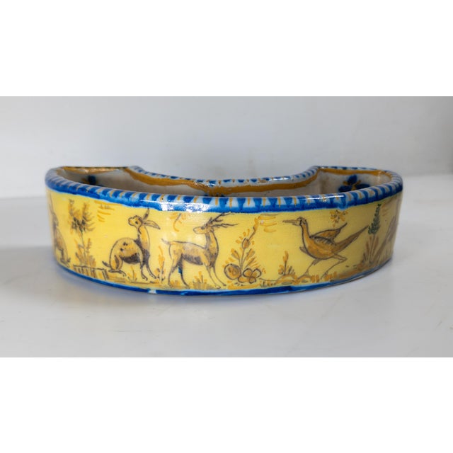 We are selling this pretty decorative early 20th century Spanish or Mexican Talavera pottery piece. This Faience majolica...