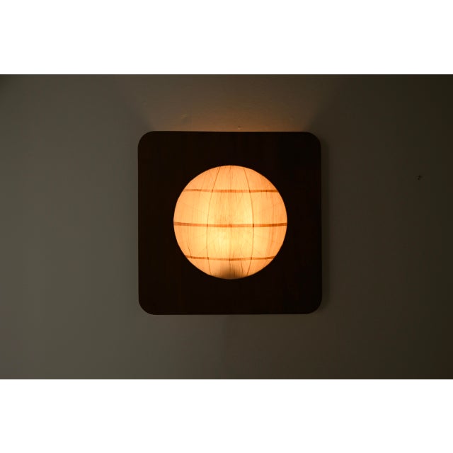 Pair of Italian wooden wall sconces from the 1960s. Wear and tear due to age and time. Up to 250V (Europe/UK Standard).The...
