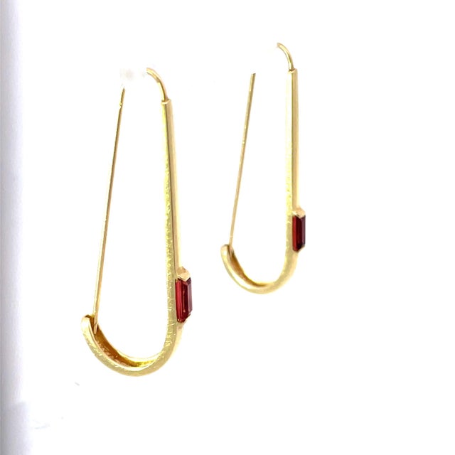 Vintage 14k Yellow Gold Garnet Paperclip Link Hoop Earrings, Pair For Sale - Image 4 of 4