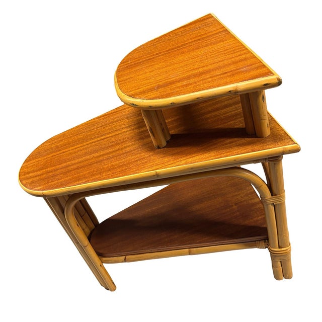 Mid-Century Modern 1950s Restored MCM Rattan & Mahogany 3-Tiered Vertically Stacked Rattan Wedge Table For Sale - Image 3 of 6