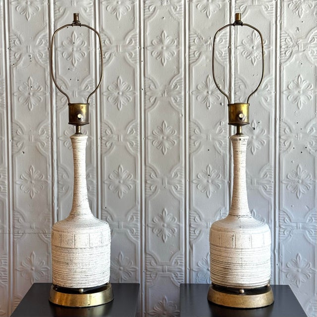 1960s Pair of MidCentury Brass and Ceramic Table Lamps For Sale - Image 4 of 5