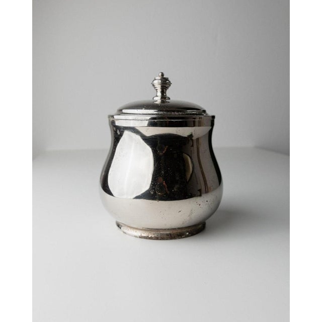 This elegant vintage ice bucket from the 1960s is a perfect blend of functionality and style. The silver-plated brass...