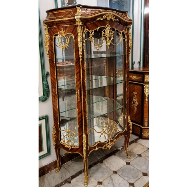 French Ornate French Louis XV Curio Cabinet – Glass Shelving, Gilded Accents & Graceful Bombe Design For Sale - Image 3 of 4