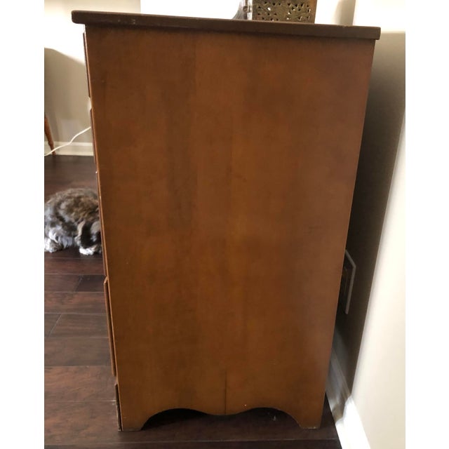 Ethan Allen VTG Ethan Allen Baumritter American Maple Dresser W/ Mirror For Sale - Image 4 of 15
