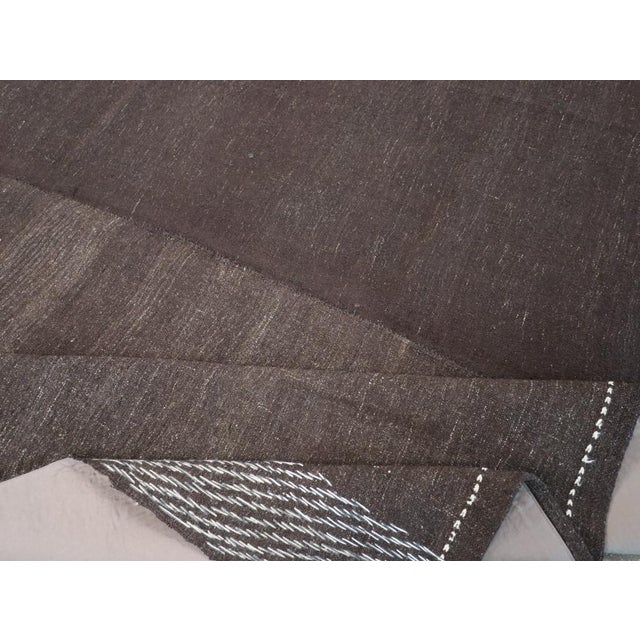 Textile Galerie Shabab Collection Mid-20th Century Turkish Flatweave Kilim Room Size Carpet For Sale - Image 7 of 8