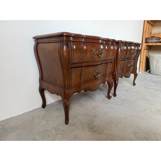 Vintage Louis XV Style French Provincial Nightstands - A Pair For Sale - Image 4 of 17