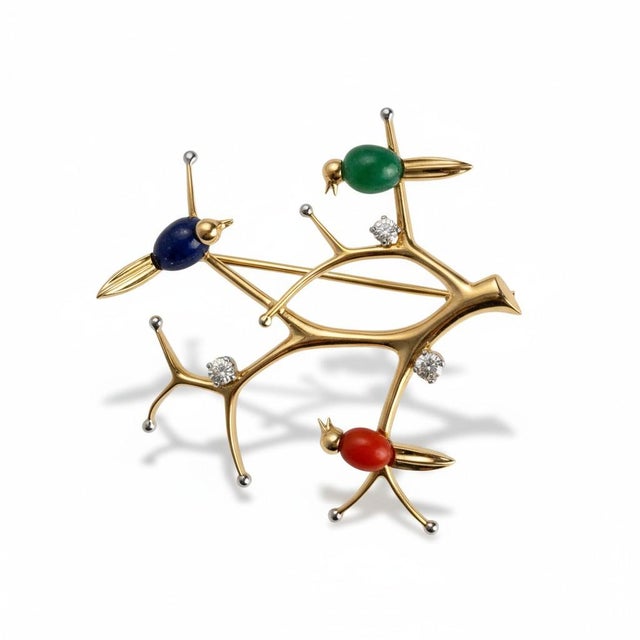 Celebrate the beauty of nature with this exquisite vintage brooch crafted in 14K yellow gold. Designed as a delicate...