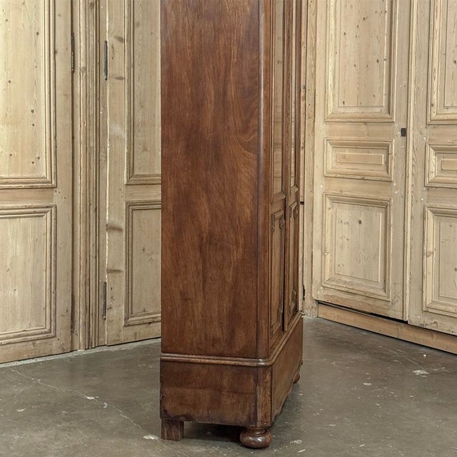 19th Century French Louis Philippe Period Walnut Vitrine ~ Bookcase For Sale - Image 11 of 18