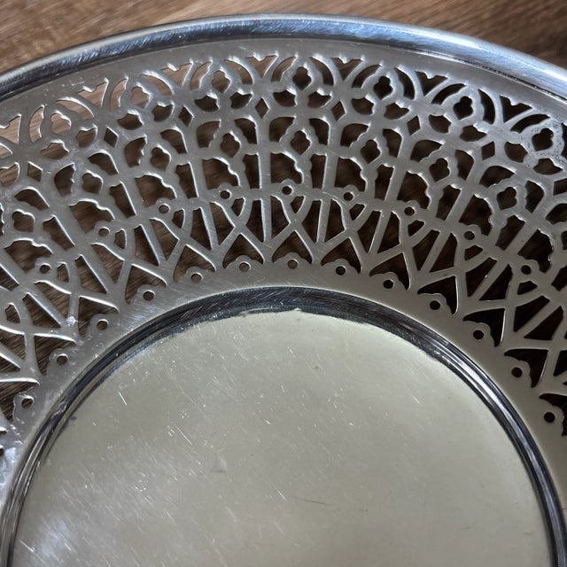 Meridan Britannia Reticulated Dish 187 in great shape. Works great for small cakes with bottom liners, or dessert display....