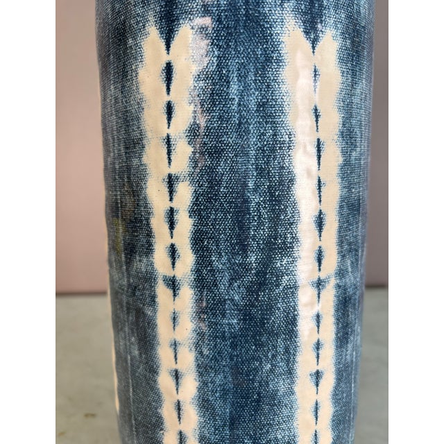 2020s Regina Andrew Mali Blue and White Table Lamp For Sale - Image 5 of 10