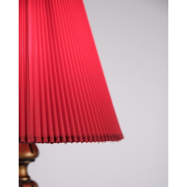 Table Lamp in Gilded Wood with Carvings and Red Lampshade, 1940 For Sale - Image 9 of 10
