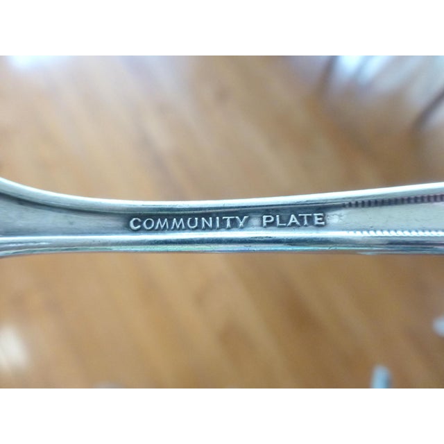 1920s Oneida Community 1921 Grosvenor Silverplate Flatware Set- 61 Pieces For Sale - Image 5 of 5