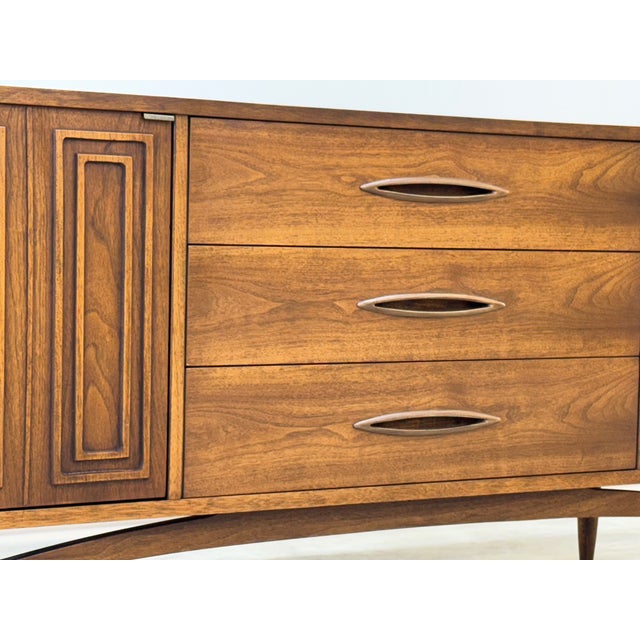 -MANUFACTURE: BROYHILL SCULPTRA -IN THE STYLE OF: MID-CENTURY MODERN -DATE OF MANUFACTURE: 1962 -MATERIALS TOP: WOOD...